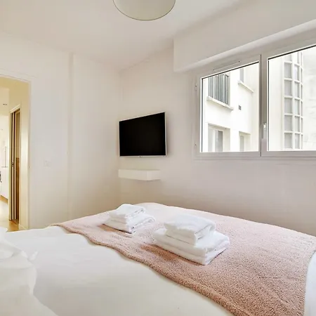 Modernity And Class In This Cocoon With Balcony Lägenhet Paris