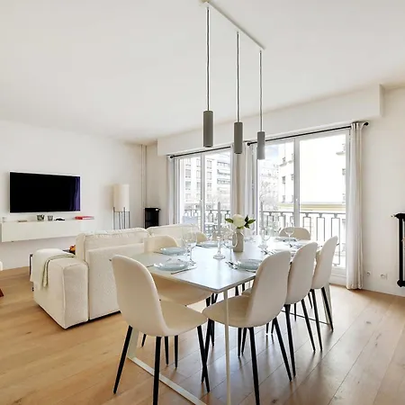 Modernity And Class In This Cocoon With Balcony Appartement Paris