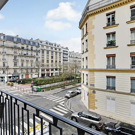 Modernity And Class In This Cocoon With Balcony Paris